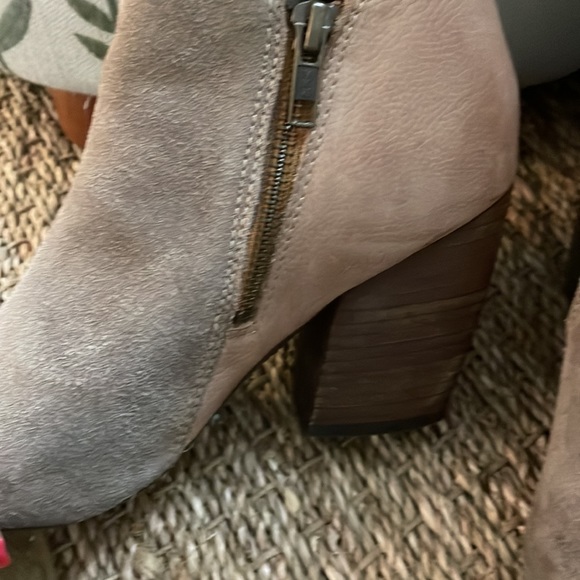 Anthropologie Diba True neutral light taupe tan suede leather ankle boots 6.5 - Picture 3 of 11